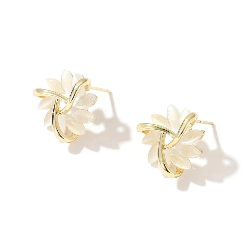 Kreisohrringe mit Opalblüten in Gold