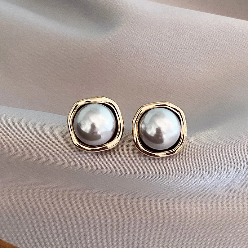 Elegant Earrings with a Black Pearl